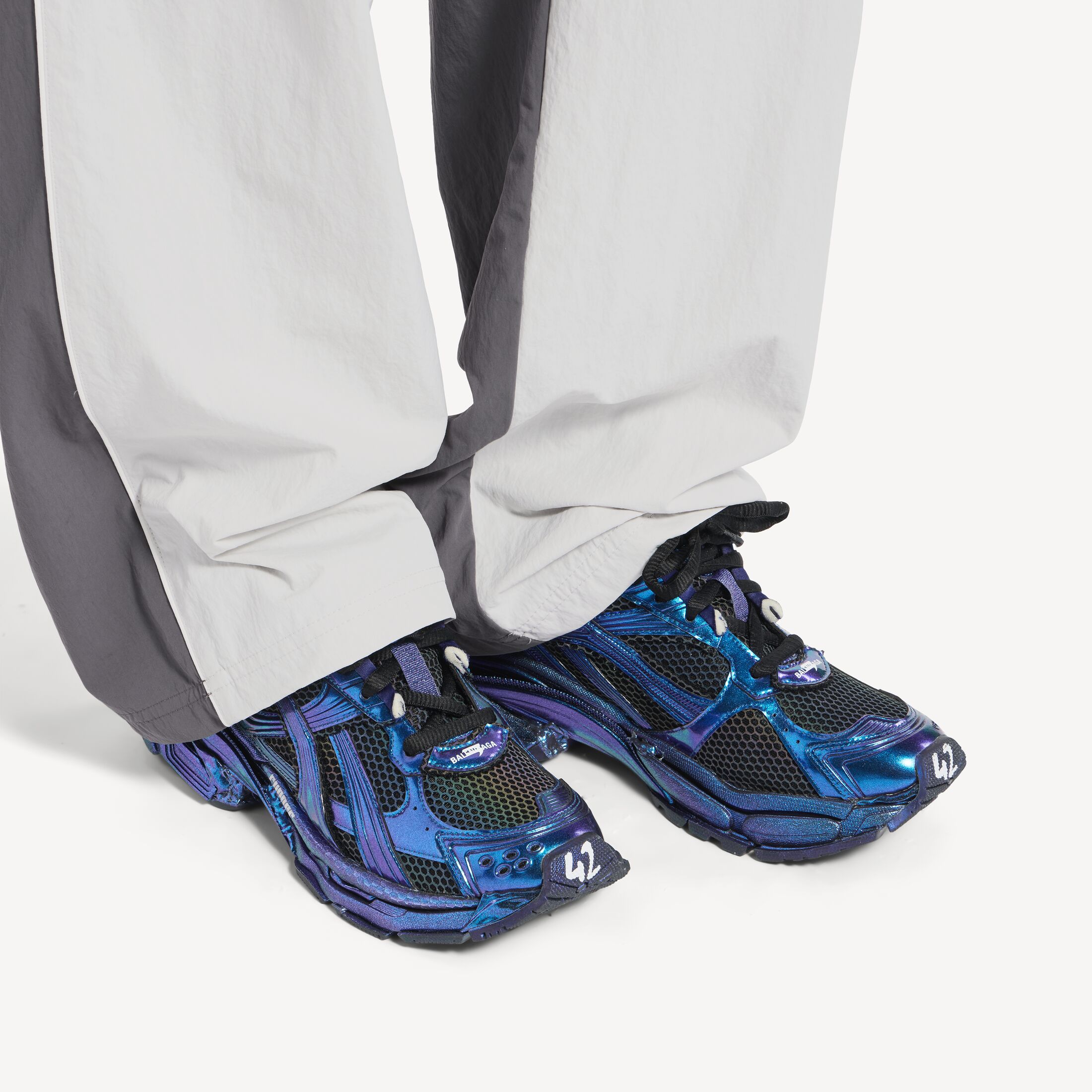 Men's Runner Iridescent Sneaker in Blue 3