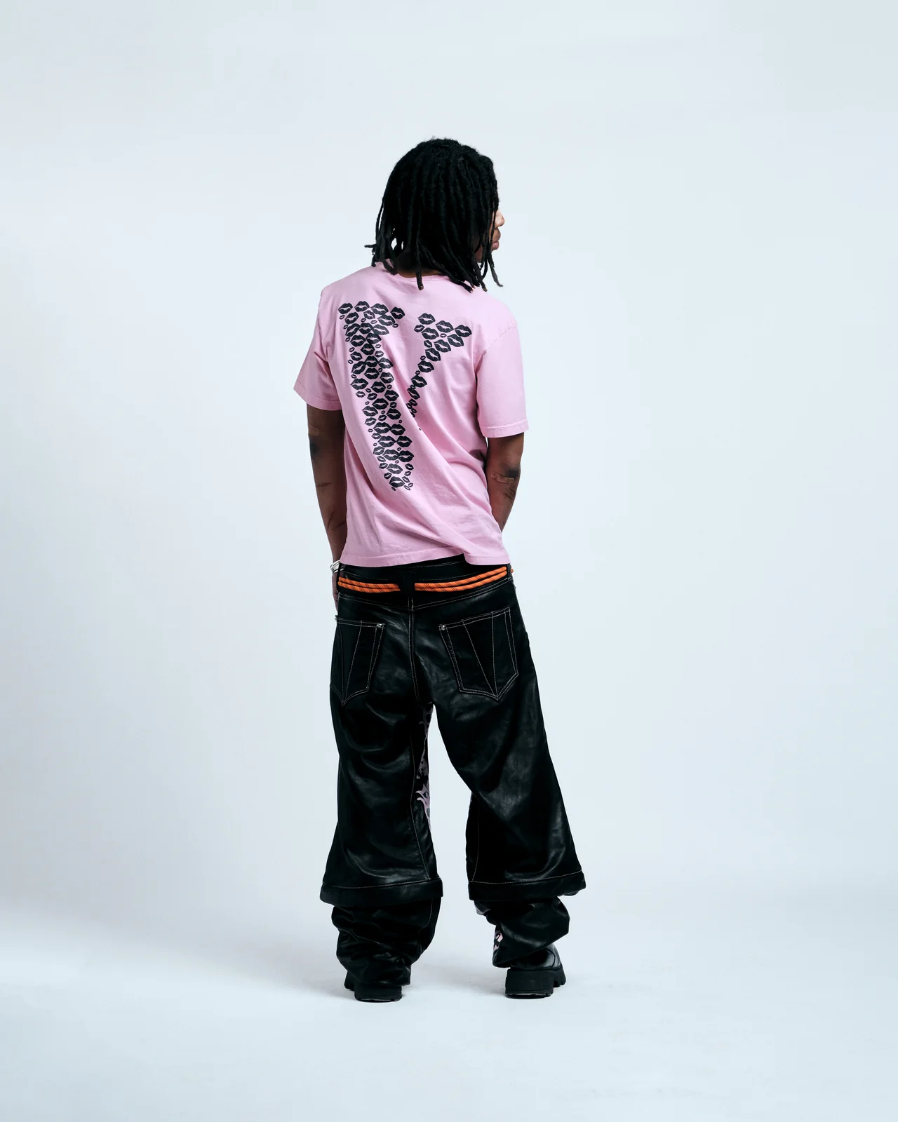 BLACK LIPSTICK FRIENDS- EMBROIDERED T-SHIRT (pink) 5
